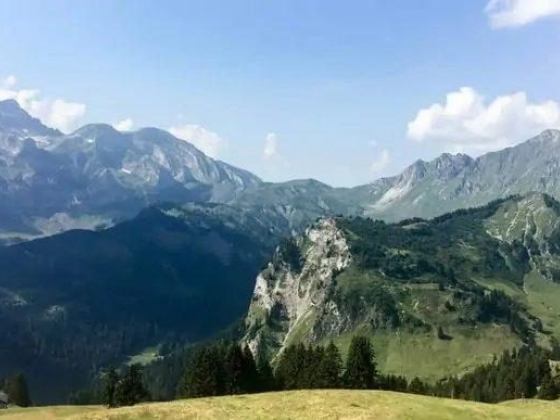 DISCOVER THE SOARING SWISS ALPS IN SUMMER