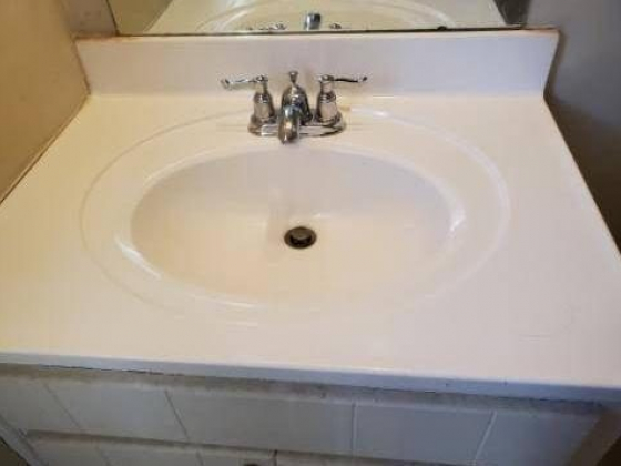 Bathroom vanity counter top - $10 (E Cobb)