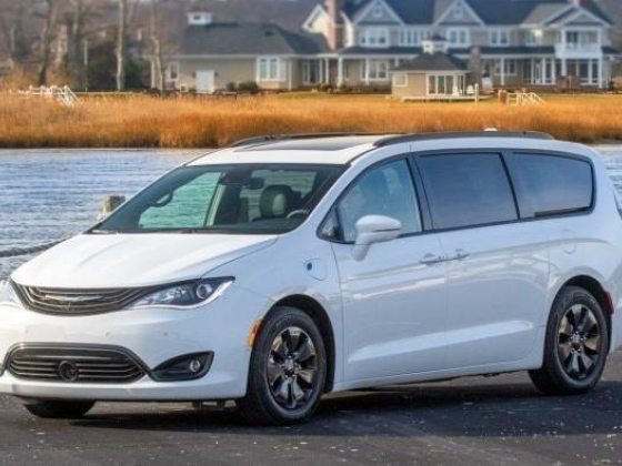 2020 Chrysler Pacifica Review: Swallow Your Pride – This Beats an SUV