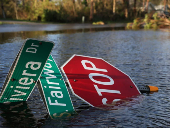 Flooding strands Florida residents as Ian takes aim at Carolinas