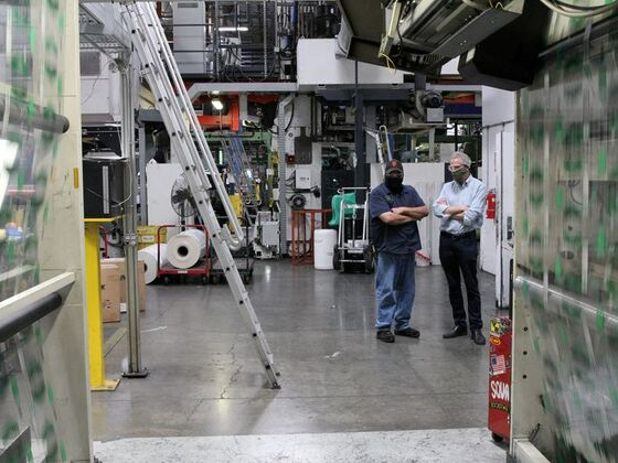 US Companies Hoarding Workers Even as Economy Cools