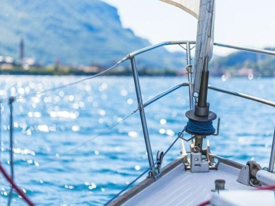 Living on a Sailboat: 10 Years Building a Houseboat From Scratch