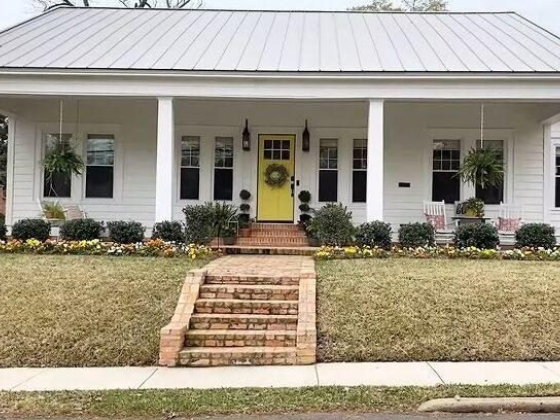 Take a Tour of This Renovated 1926 Cozy Cottage
