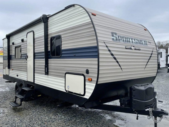2019 Sportsman -- Family Friendly Bunkhouse stocked with Glamping Supplies!