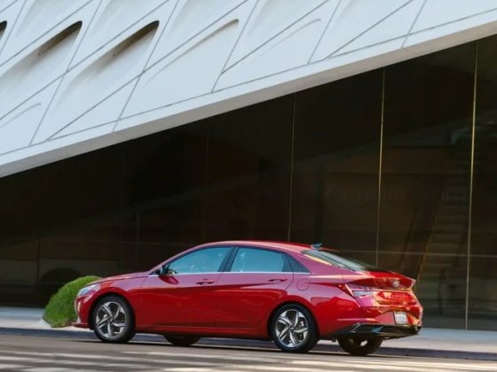 4 Reasons to Buy a 2023 Hyundai Elantra, Not a Honda Civic