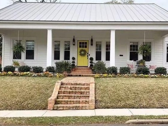 Take a Tour of This Renovated 1926 Cozy Cottage
