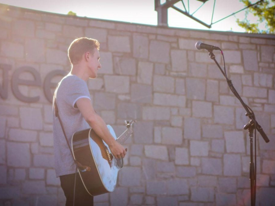 Suwanee-oke: Live Band Karaoke